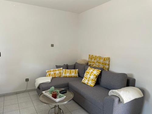 a living room with a blue couch and a table at Vida Real Estate Feucht in Feucht