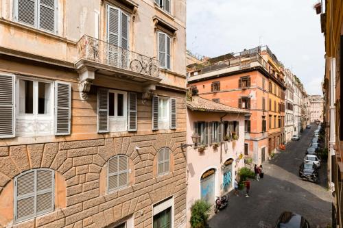 LIVING COLOSSEUM