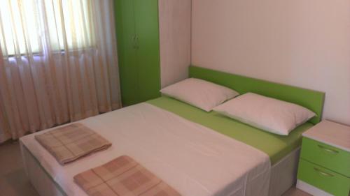 Un pat sau paturi într-o cameră la Apartments Hana