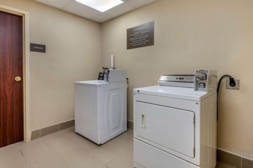 a room with a washer and dryer in a room at Comfort Suites Sawgrass in Tamarac
