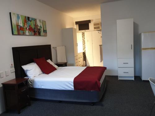A bed or beds in a room at Southern Cross Motel