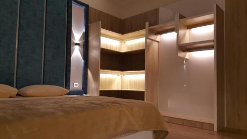 een slaapkamer met een bed en enkele verlichting bij Sheraton Ocean 202 - Private apartments in Caïro