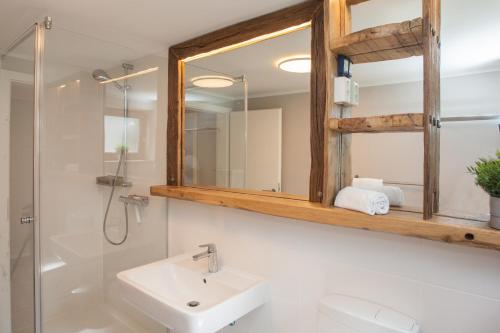 een badkamer met een wastafel en een spiegel bij Am Bergelchen 13-M, Niedersfeld-Winterberg in Winterberg