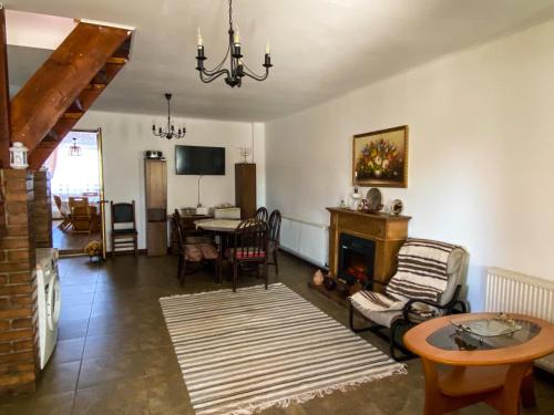 sala de estar con chimenea, mesa y sillas en Casa Daria Ranca, en Ranca