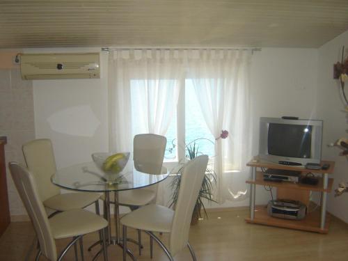 Televízia a/alebo spoločenská miestnosť v ubytovaní Apartments Benutic-Lalini