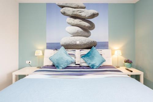 a bed with a stack of rocks on top of it w obiekcie B & B M 3 w mieście Merkelbeek