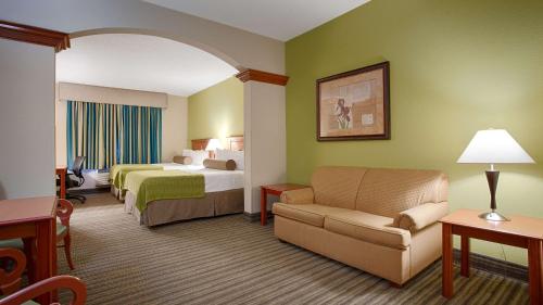 pokój hotelowy z 2 łóżkami i kanapą w obiekcie Best Western Plus Miami-Doral/Dolphin Mall w Miami