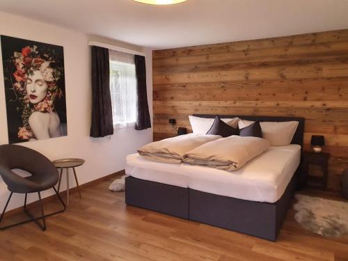 um quarto com uma cama e uma parede de madeira em LANDHAUS DORNAU Apartments em Mayrhofen