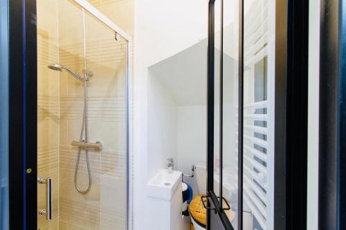 une petite salle de bain avec douche et toilettes dans l'établissement Studio Mezzanine, à Rouen