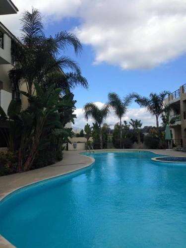 Bazén v ubytování 104 Excellent 2 bed apartment with pool view, AC & gym! nebo v jeho okolí