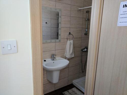 Koupelna v ubytování 104 Excellent 2 bed apartment with pool view, AC & gym!
