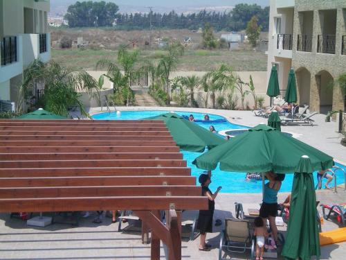 Bazén v ubytování 104 Excellent 2 bed apartment with pool view, AC & gym! nebo v jeho okolí