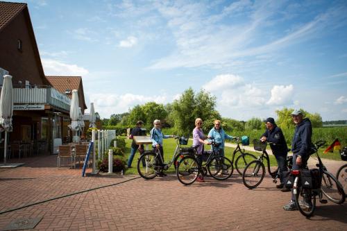 a group of people standing with their bikes at Ferienzentrum Yachthafen Rechlin in Rechlin