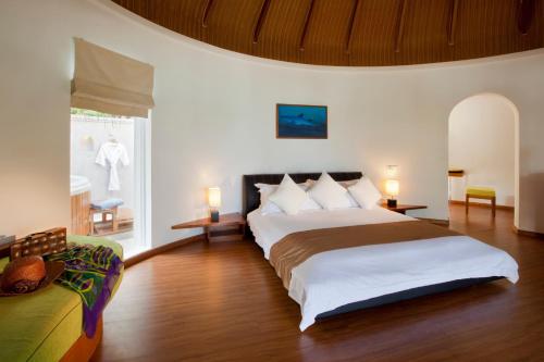 Letto o letti in una camera di Kuramathi Maldives
