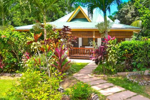 a house with a garden and a pathway leading to it at Cocotier du Rocher in La Digue