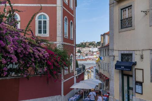 Baixa 2BDR Duplex with Balcony by LovelyStay