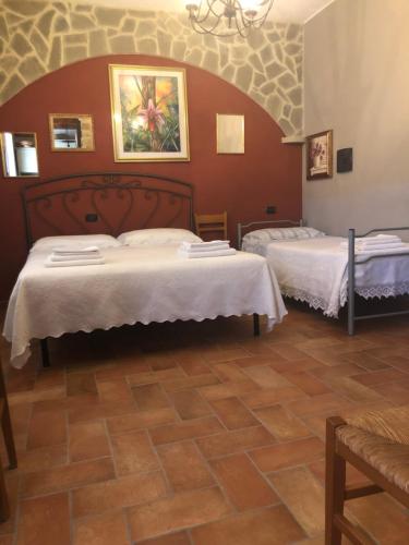 um quarto com duas camas num quarto em L'Angolo di Dany em Pianello