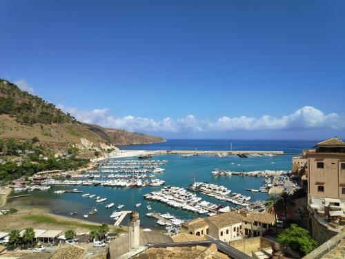 un puerto lleno de muchos barcos en el agua en Dimore Barraco - SiciliaDaMare, en Castellammare del Golfo