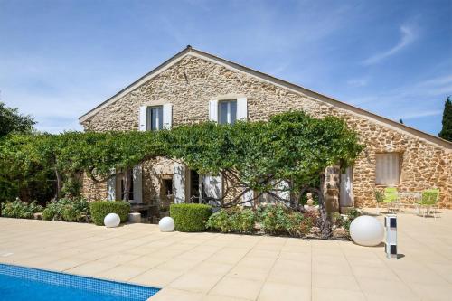 Der Swimmingpool an oder in der Nähe von Villa confortable avec piscine privée à Uchaux