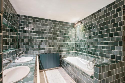 Koupelna v ubytování Villa de 5 chambres avec piscine privee jardin clos et wifi a Uchaux