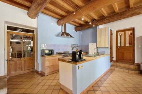 Küche/Küchenzeile in der Unterkunft Villa confortable avec piscine privée à Uchaux
