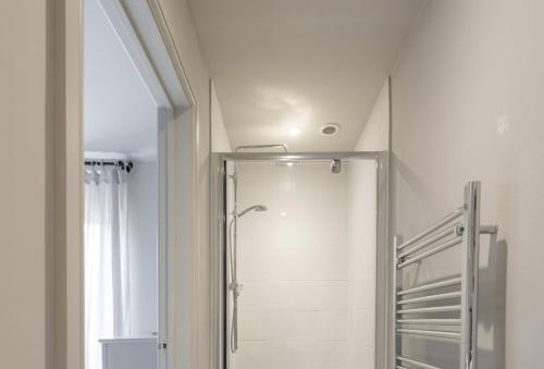 eine Duschkabine im Bad mit einer Decke in der Unterkunft Round House Cottage in Castle Cary