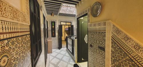 un pasillo de una casa con una pared de azulejos en Be Nomad, en Marrakech