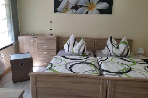 ein Schlafzimmer mit 2 Betten mit Kissen darauf in der Unterkunft Sonnenblick Rittersgrün II in Breitenbrunn