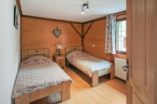 Chalet de 2 chambres avec balcon amenage et wifi a Stosswihrにあるベッド