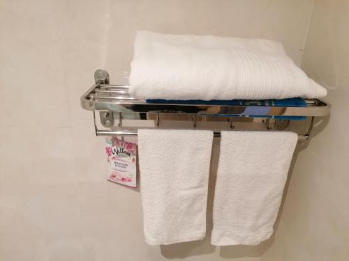 a towel rack with towels on it in a bathroom at Haut Standing Appartement - Centre Ville Oujda in Oujda