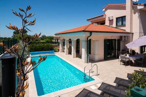 Bazén v ubytování Villa Luciana Spa House, Buje nebo v jeho okolí