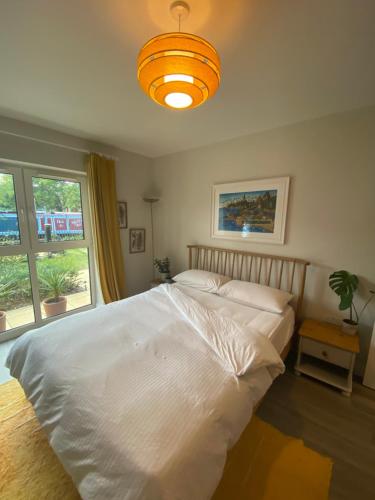 Un dormitorio con una gran cama blanca y una ventana en Stylish Apartment with Terrace, en Uxbridge