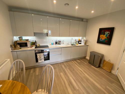 Stylish Apartment with Terrace tesisinde mutfak veya mini mutfak