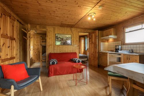 una camera con letto e cucina in una cabina di L étincelle du Manon a Lajoux