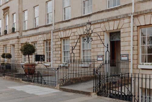 un bâtiment avec une clôture noire devant lui dans l'établissement No 15 by GuestHouse, Bath, à Bath