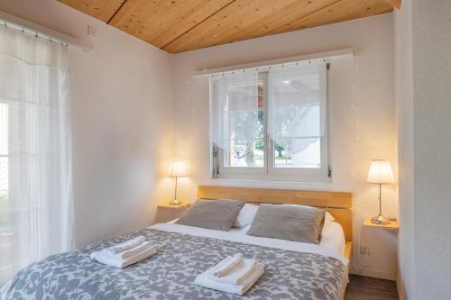 1 dormitorio con 1 cama con 2 toallas en Efeu en Interlaken