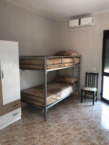 Uma ou mais camas em beliche em um quarto em Rezidenca Luma. Ap.4