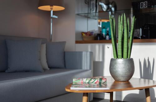a vase on a table next to a couch at Hotel Royal Passeig de Gracia in Barcelona