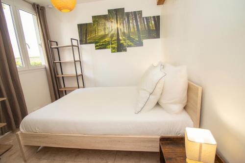 a bedroom with a bed with white sheets and pillows at La Garden Room Logement en Colocation in Le Plessis-Robinson