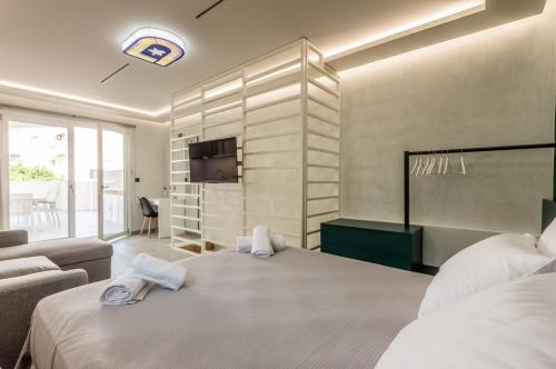 - une chambre avec un lit, une télévision et un canapé dans l'établissement DORADO ACCOMODATION, à Héraklion