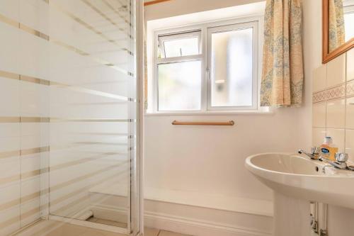 uma casa de banho com um chuveiro e um lavatório. em CENTRAL WINDSOR, 2 BEDROOM 2 BATHROOM, 5 MINUTES TO CASTLE em Windsor