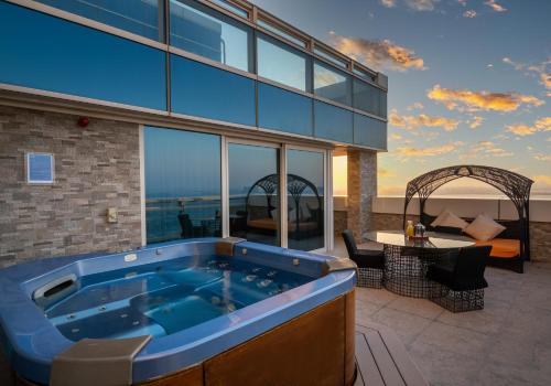 a jacuzzi tub in the middle of a patio at The Art Hotel & Resort in Manama