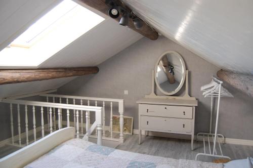 Dormitorio en el ático con cama y espejo en Latitude, en Torestorp