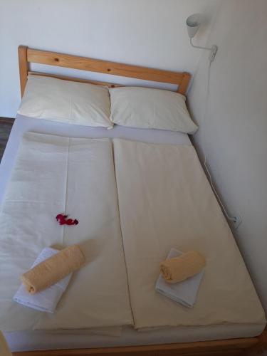 亞伊采的住宿－Soba Lana，一张带两个枕头的床和两条毛巾