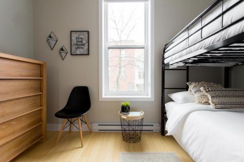 Säng eller sängar i ett rum på Trendy Little Italy 3 Bedroom Condo by Den Stays