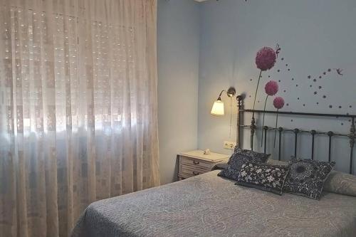 une chambre avec un lit et une fenêtre avec des rideaux dans l'établissement Muy cerca de la playa Gran piscina wifi gratis Port Aventura, à Miami Platja