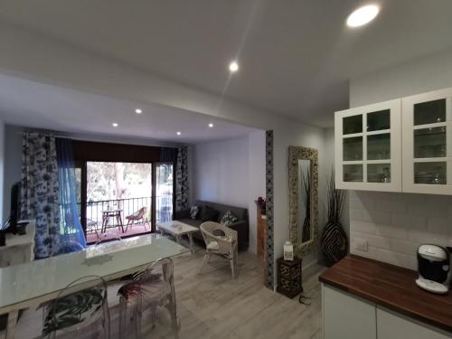 a kitchen and living room with a table and chairs at APARTAMENTO PORT DE RODA DE BARA -ROC SANT GAIETA in Roda de Bará