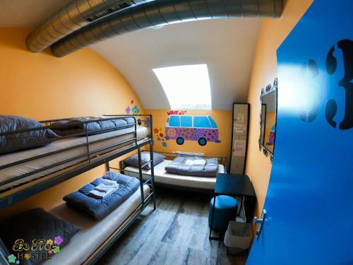 Двухъярусная кровать или двухъярусные кровати в номере BeFree Hostel - Self-Service