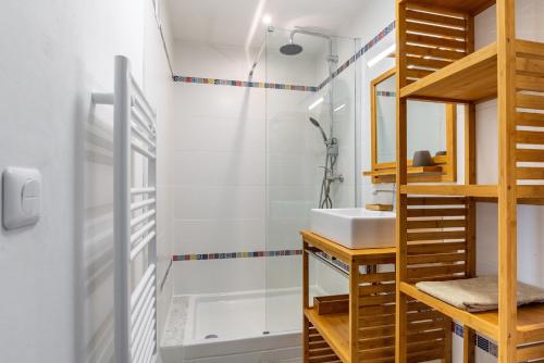 une salle de bain avec un lavabo et une douche dans l'établissement Bella Vista - Face mer La Baule - 5 personnes, à La Baule