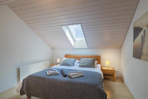 1 dormitorio con 1 cama con 2 toallas en Mohn en Interlaken